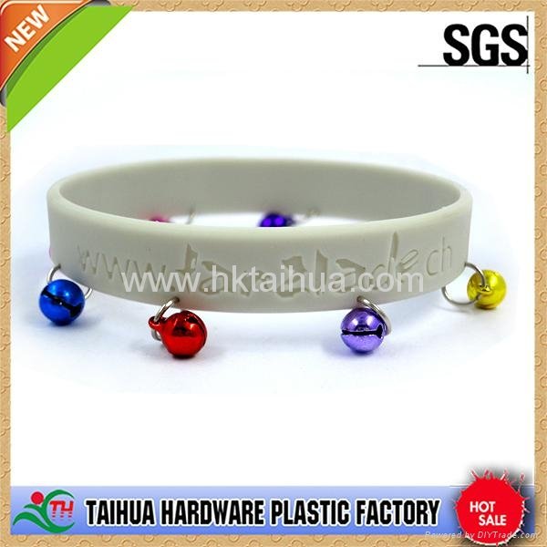 silicone bracelct with bell 3