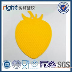 silicone strawberry shaped heat resistant mat
