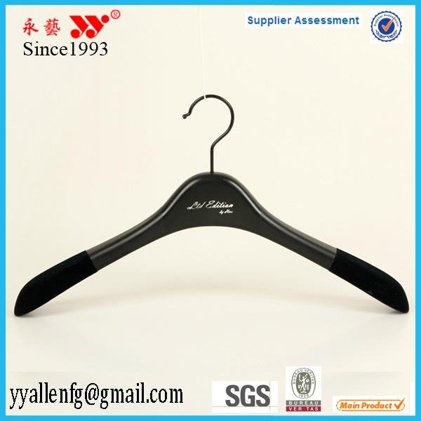 Wholesale Wide Shoulder Velvet Plastic Coat Hangers 