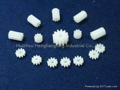 Plastic pinion gear for motor