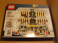 LEGO Creator Set #10211 Grand Emporium