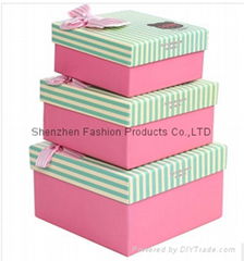 packing wedding gift boxes
