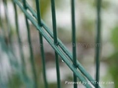 Double horizontal wire welded fence 