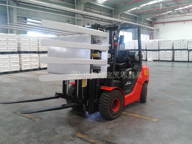 叉车属具旋转式推出器 3