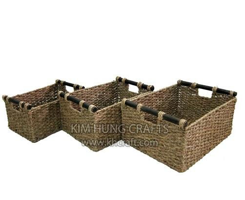 Seagrass basket with wooden handle