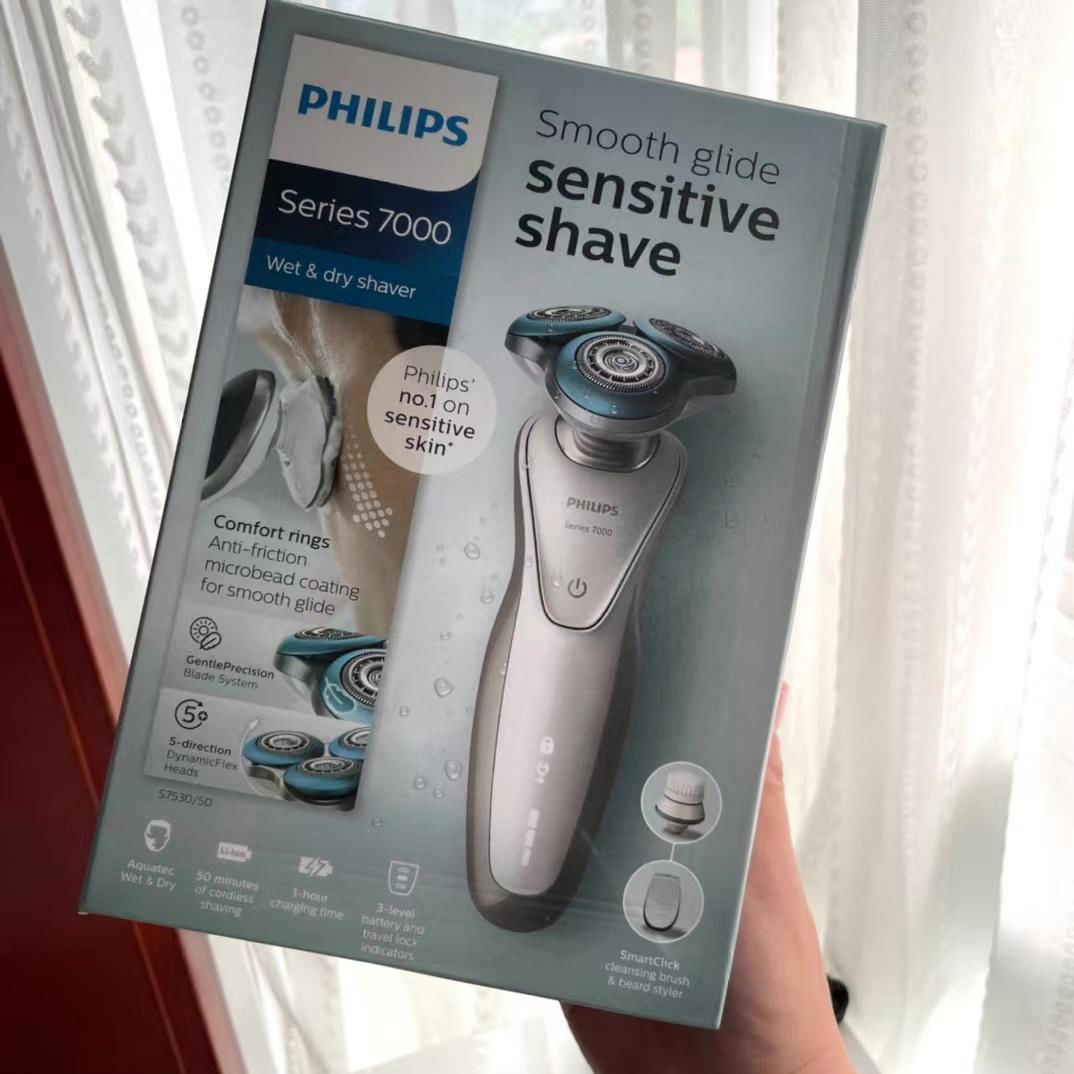 Philips Smooth Glide Wet & Dry Cordless Shaver Series 7000 for Sensitive Skin 