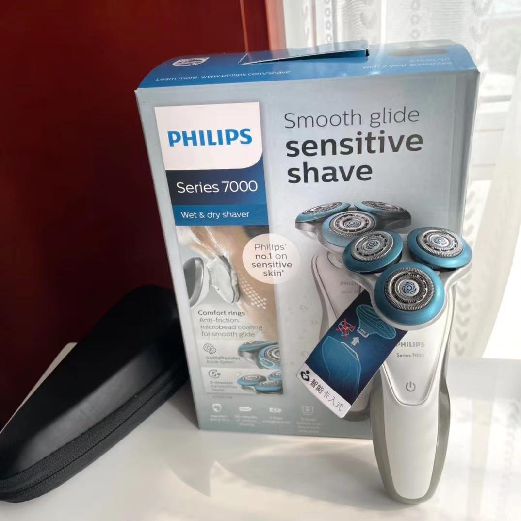 Philips Smooth Glide Wet & Dry Cordless Shaver Series 7000 for Sensitive Skin  2