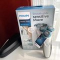 Philips Smooth Glide Wet & Dry Cordless Shaver Series 7000 for Sensitive Skin 