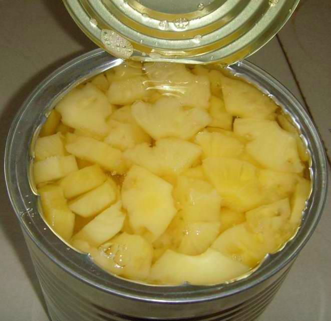 Canned pineapple piece in syrup