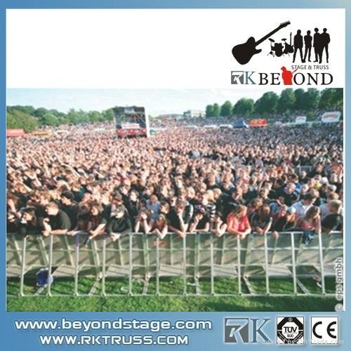 aluminum crowd control barrier for outdoor event