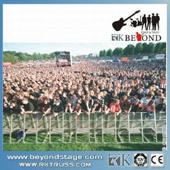 aluminum crowd control barrier for outdoor event