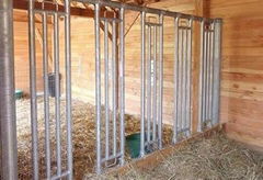 Modular equine feed fence with large