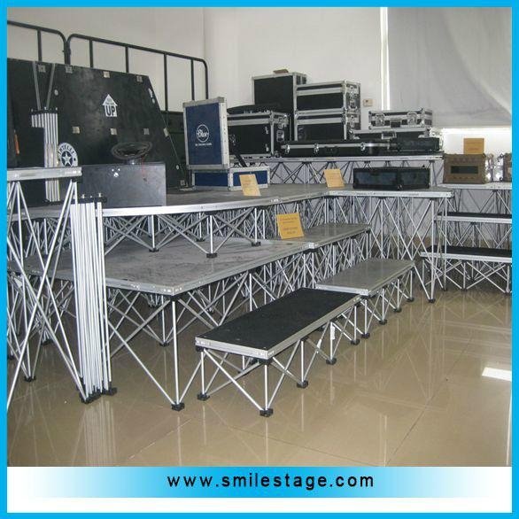 Aluminum mobile stage with adjustable risers 3