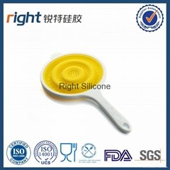 Silicone strainer with plastic handle Right Silicone