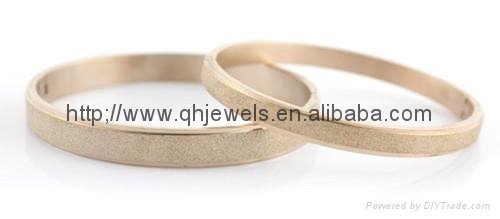 gold bangle for lovers on Valentine's days