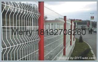 curvy welded fence 3