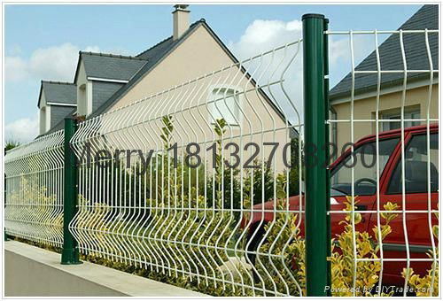 curvy welded fence 5