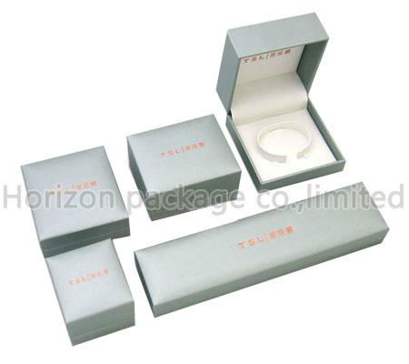 Plastic jewelry box for bracelet