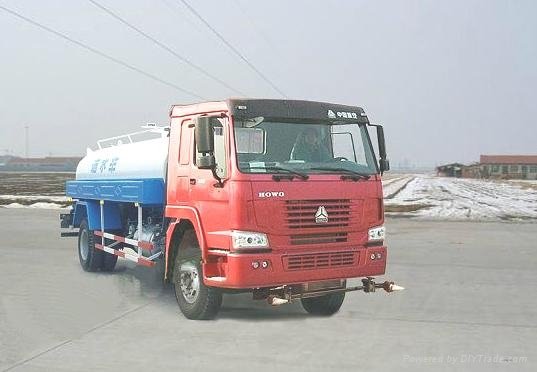 Sprinkler Truck for cleaning the roads