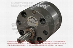 Low pressure molding machine gear pump