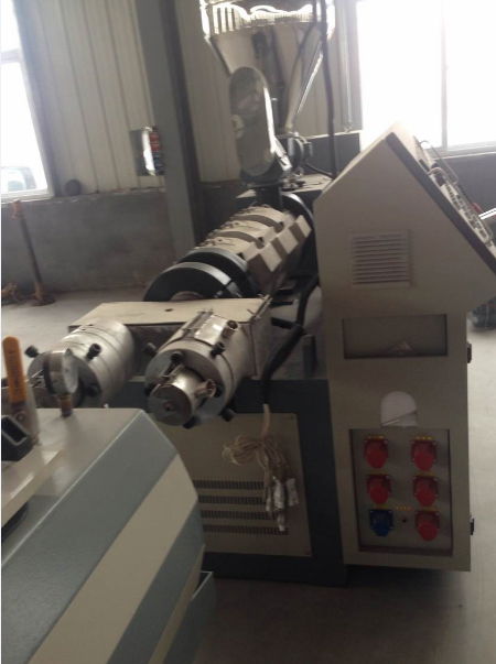 Double-pipe extrusion equipment 3