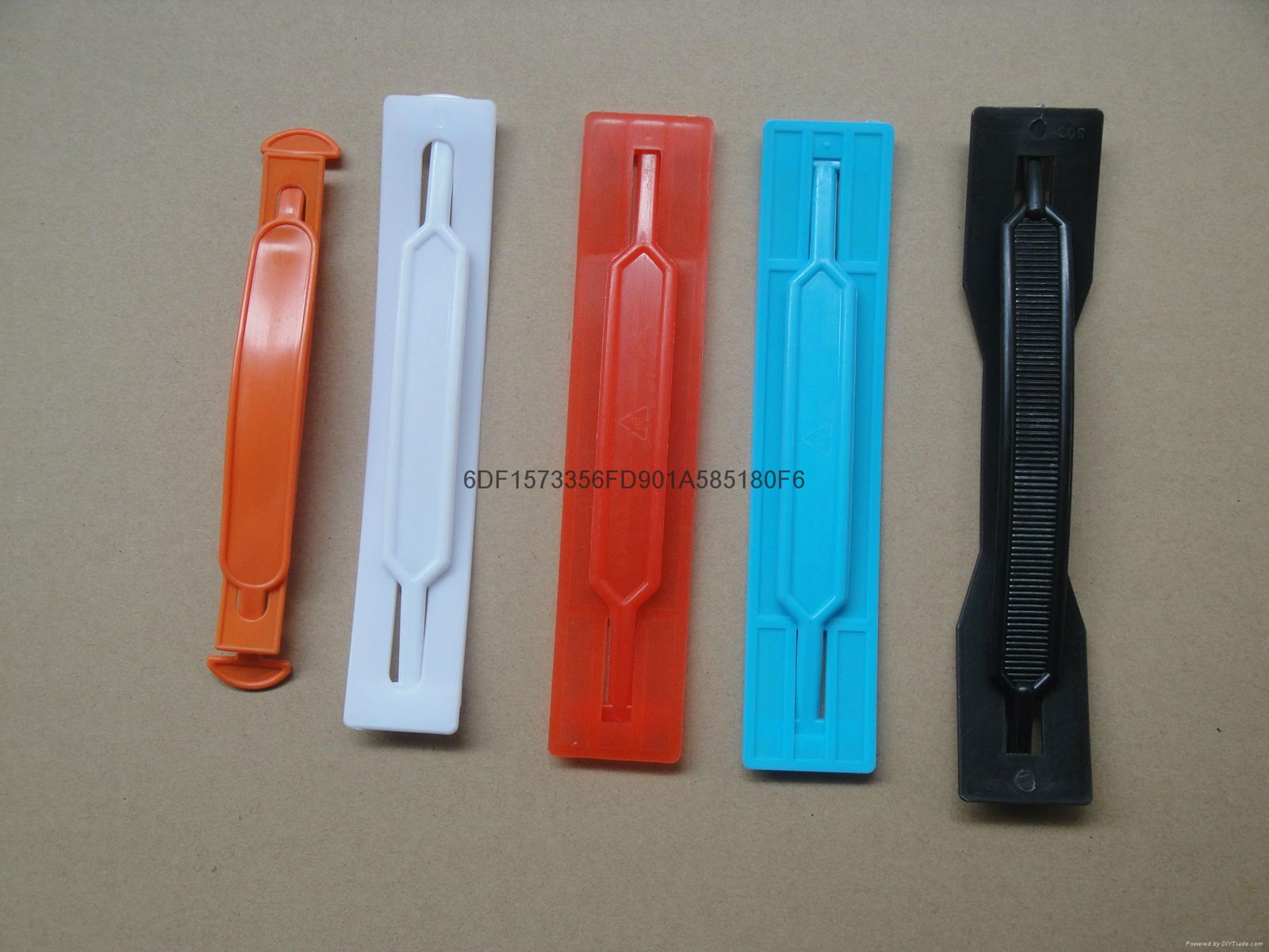 The plastic handle 4