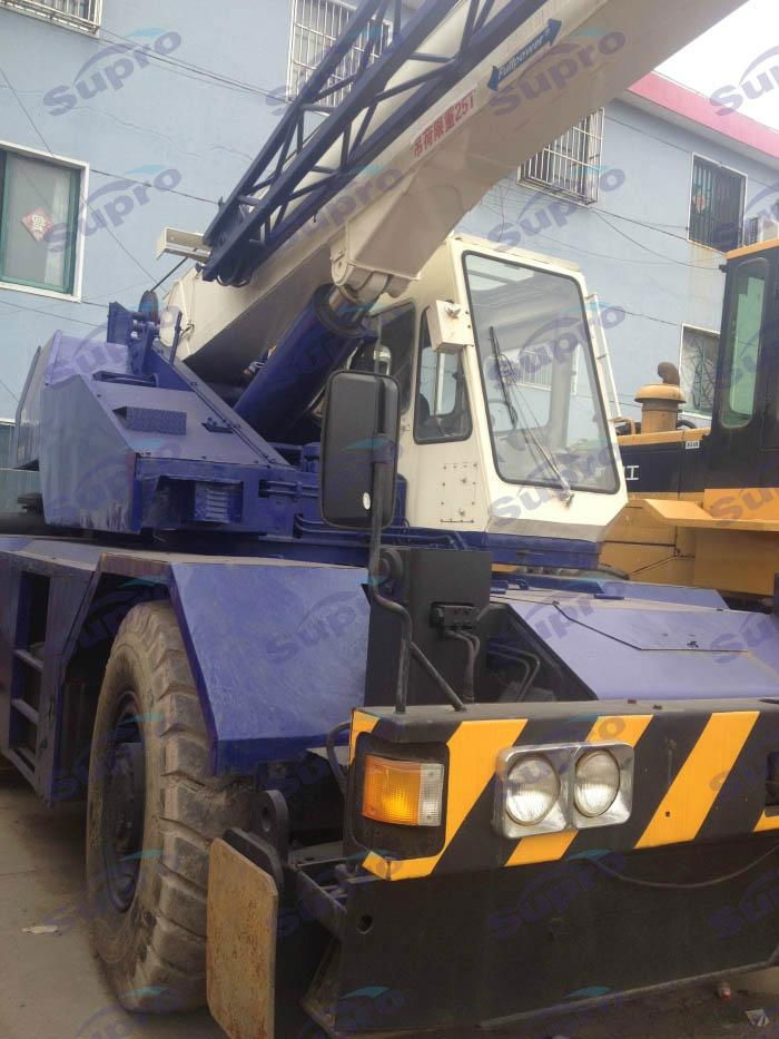 Rough terrain wheeled crane 3