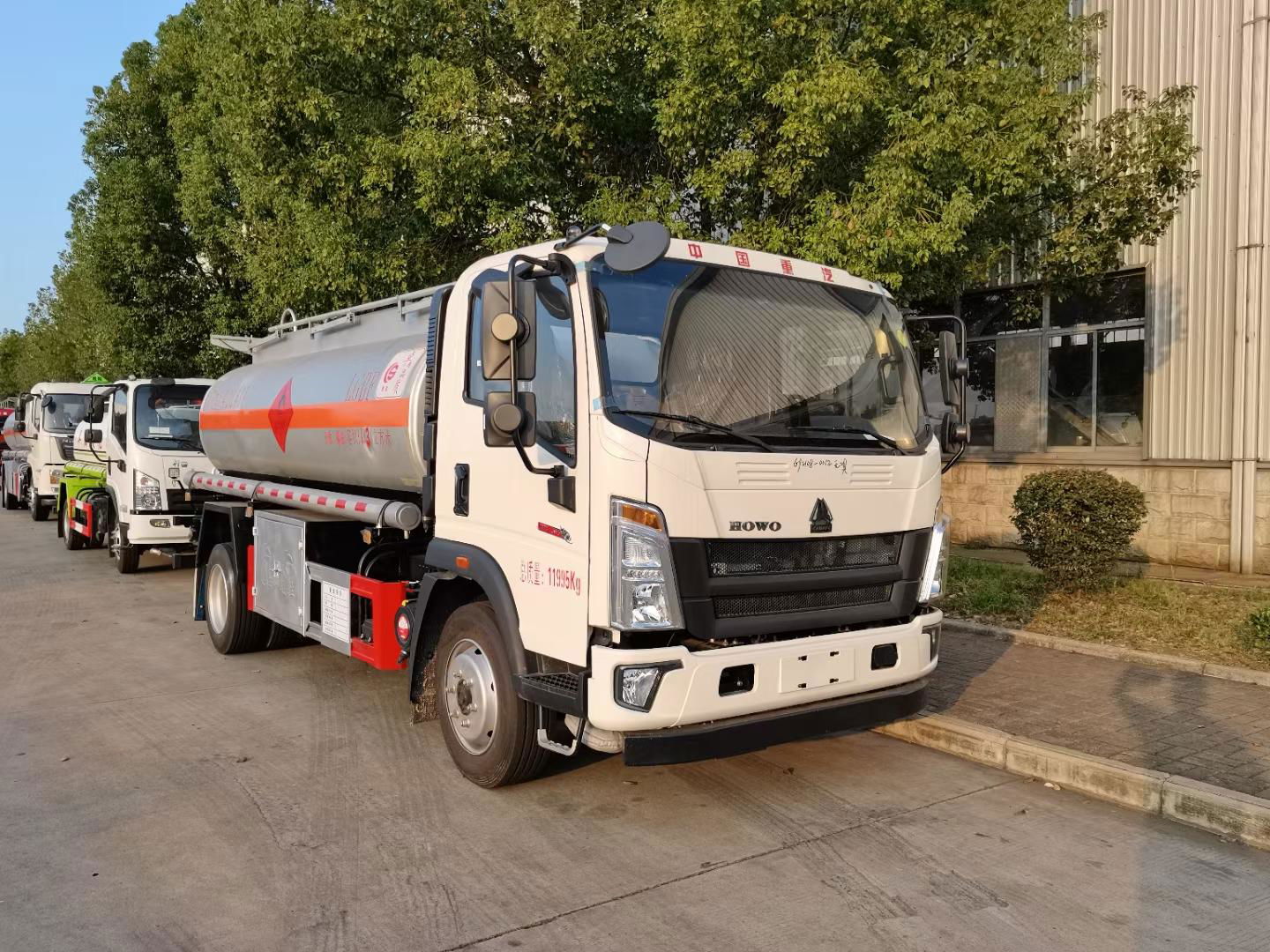 SINO TRUK HOWO 4*2 LHD 8T oil tanker transported truck for sale