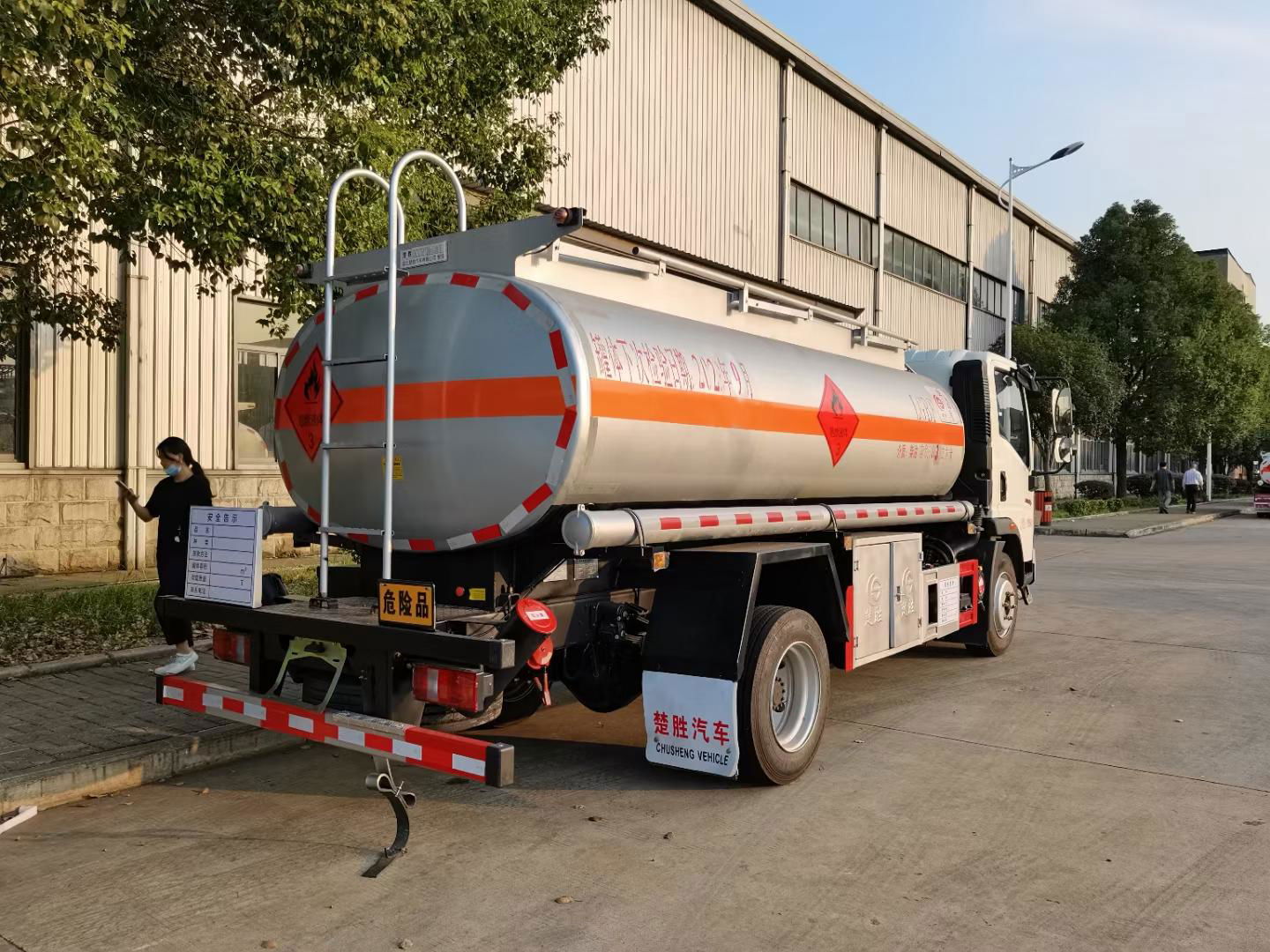 SINO TRUK HOWO 4*2 LHD 8T oil tanker transported truck for sale 2