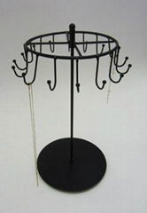 Rotating metal necklace display