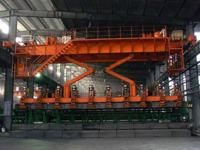 Carbon block stacking crane