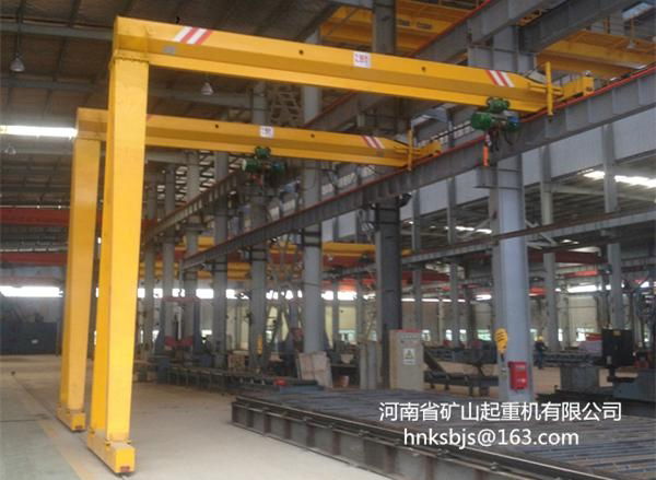 Half a door type single-girder crane