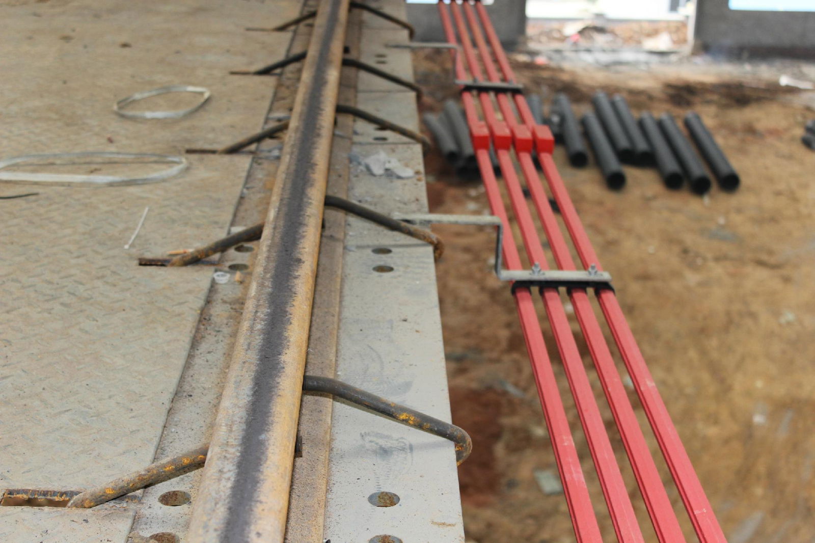 Crane rail and sliding contact line in parallel
