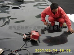 Geomembrane welding machine