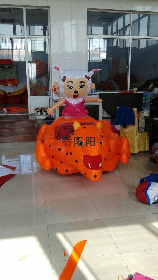 七彩灯充气推土机电瓶车 5