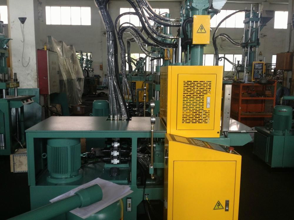 Small Vertical injection molding machine 4