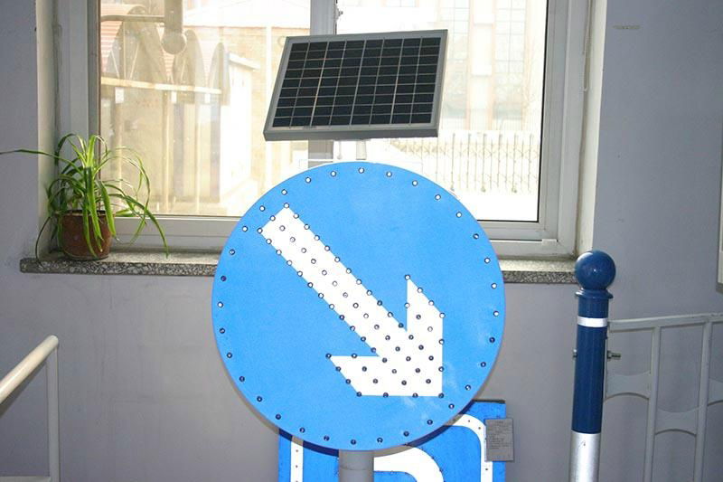 Solar powered LED traffic warning sign 3