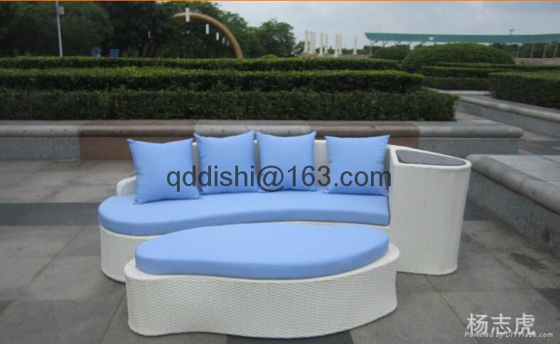 tempered glass round table set with two rattan chairs for outdoor used 3