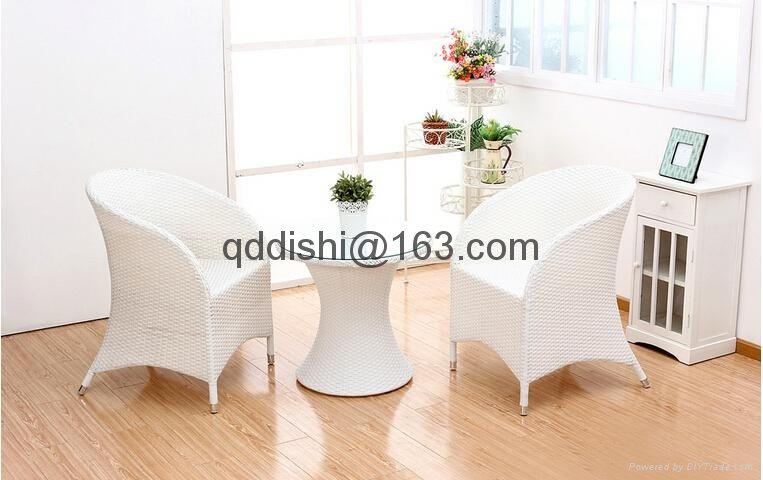tempered glass round table set with two rattan chairs for outdoor used
