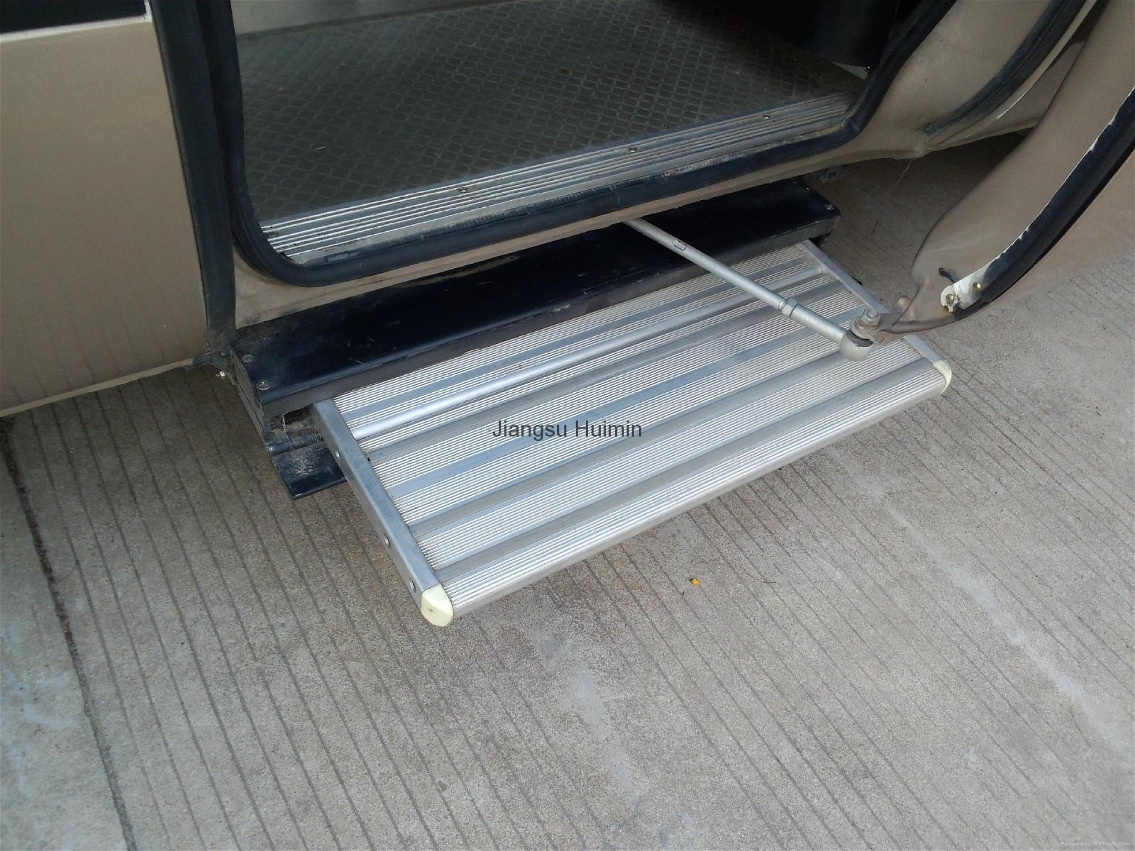 Bus electrical retractable step 4