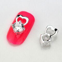 Heart-shaped crystal pendant nail art 