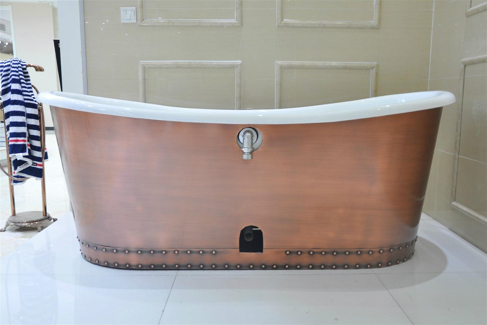Cast Iron Continuous Rolled Rim Bathtub With Brushed Copper Wrapped  2