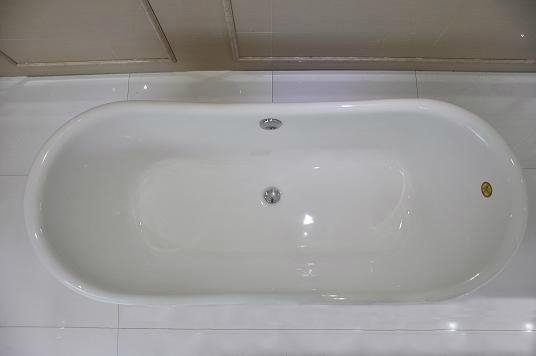 Cast Iron Continuous Rolled Rim Bathtub With Brushed Copper Wrapped  3