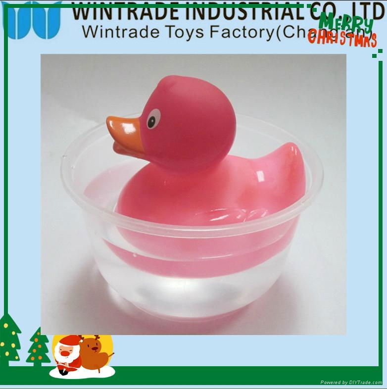color chaniging rubber bath duck in hot water 37 degree 3