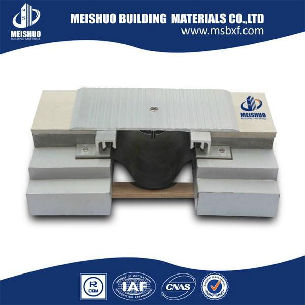 Floor expansion joint in construction with aluminum plate