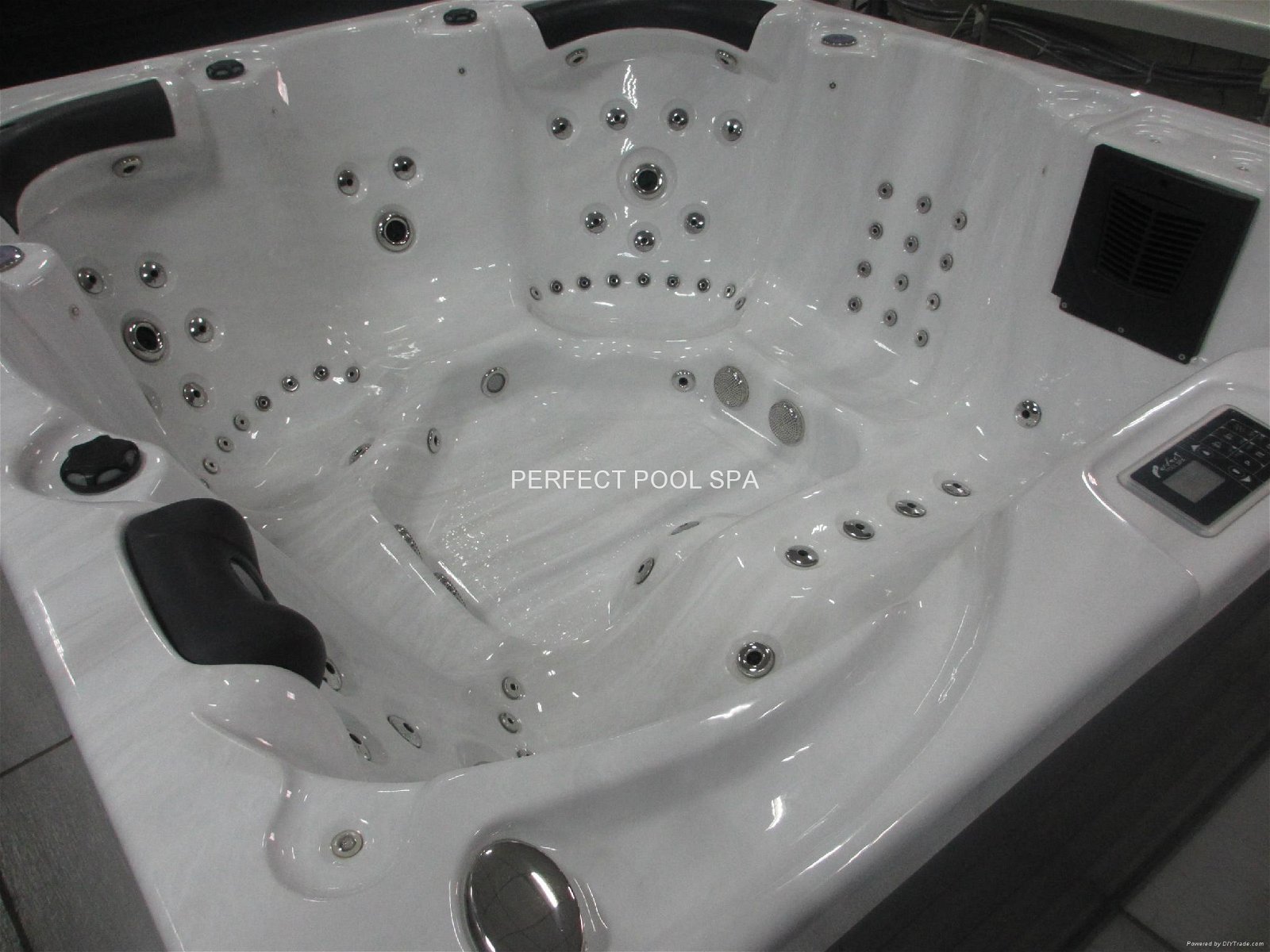 Luxury hot tub with nice design and competitive price 3