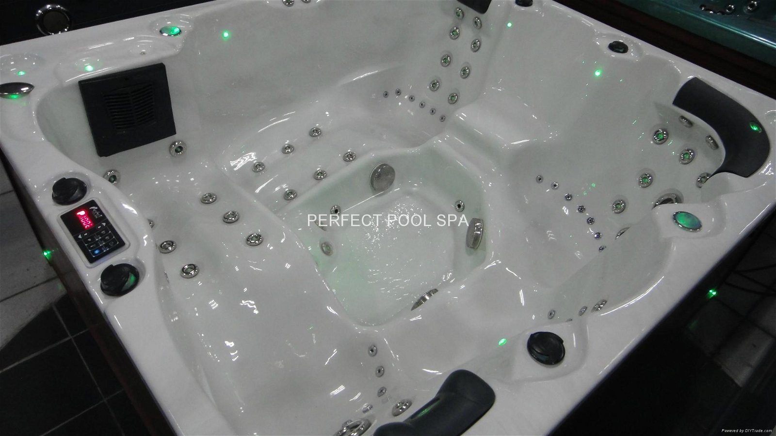 Acrylic material and massage function sex massage outdoor spa 3