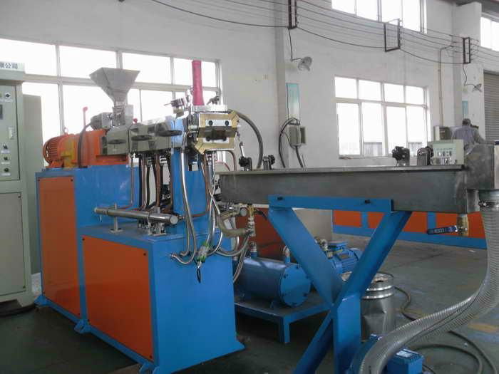 Chemical crosslinking cable material granulator 4