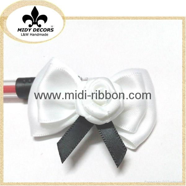 Pre-tied ribbon bow for gift box packaging