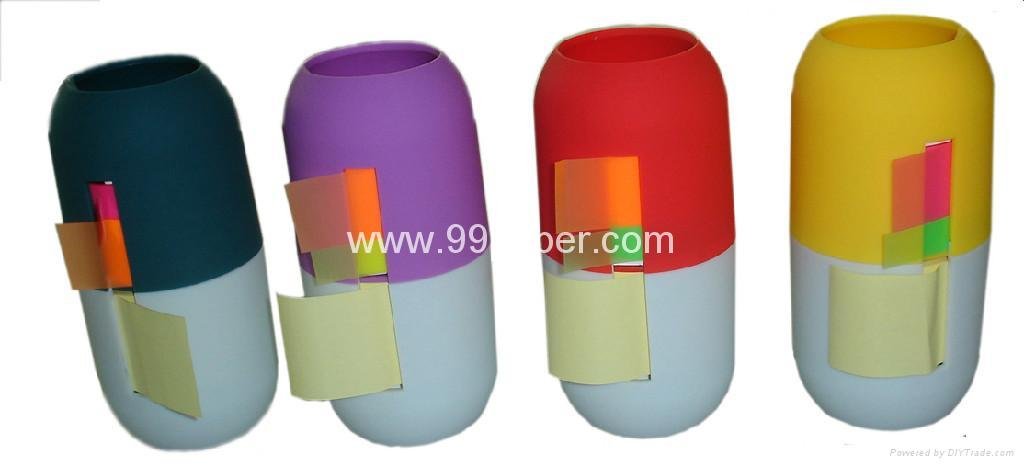 Pill shape pen holder with sticky notes